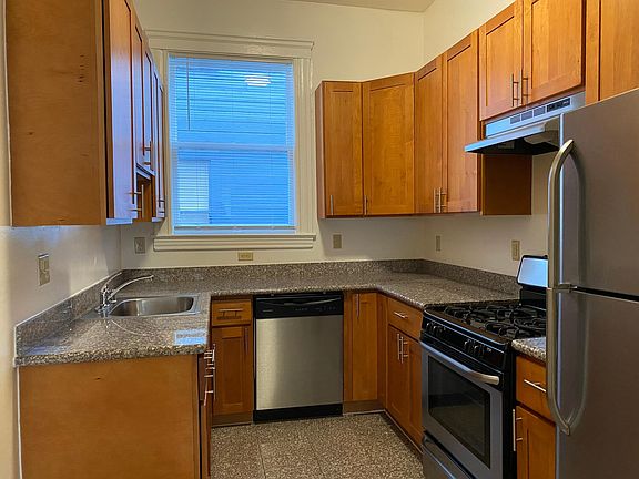 4th image of 402 Pierce St