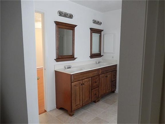 3rd image of 24110 Whitefield Ln