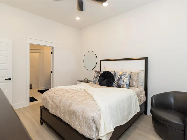 4902 Higgins St #B — Photo 19