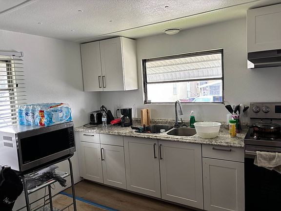 4th image of 1006 Pine Ave #100