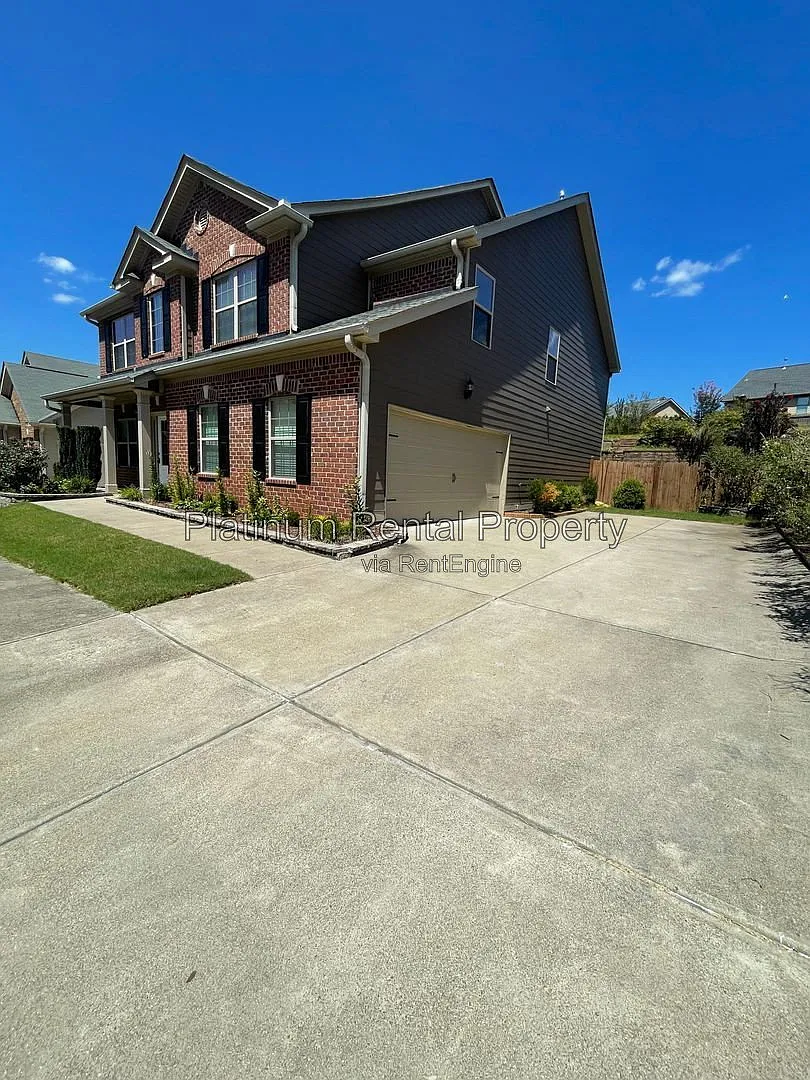 4 bed, 2.5 bath, 3234 sqft, $2,395 — Photo 2