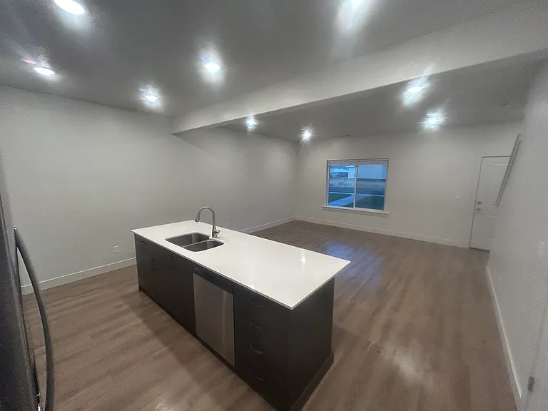 363 S 1580 E — Photo 2