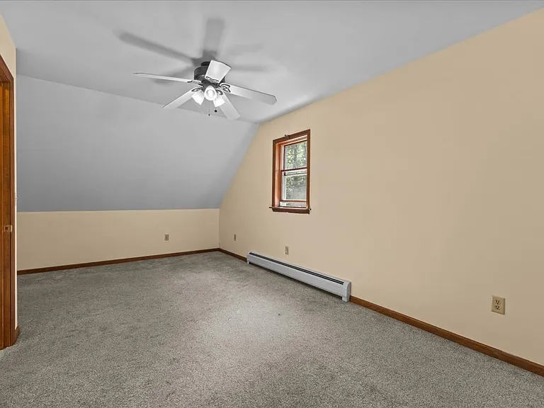 1672 Sweet Hollow Rd — Photo 27