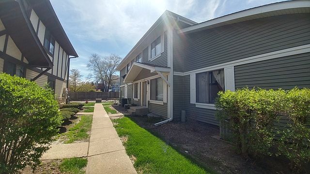 1st image of 2S781 Winchester Cir E Unit 3