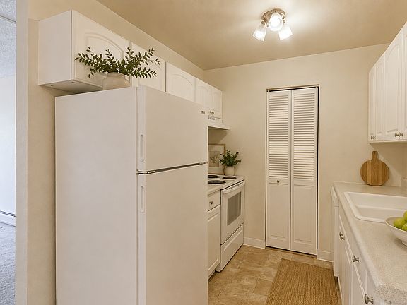 5th image of 1400 Golden Cir APT 311