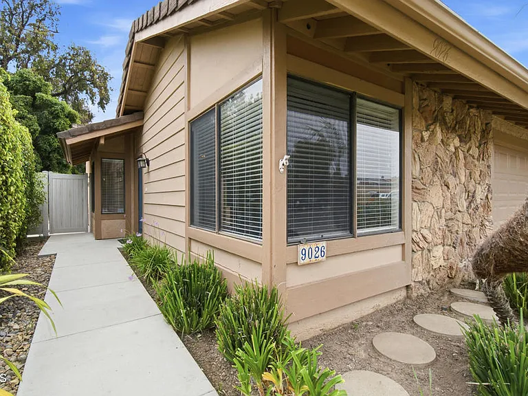 9026 Feather St — Photo 3