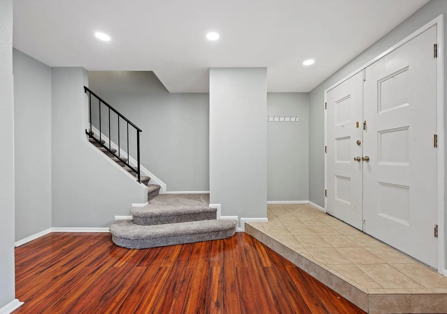 Spacious 4 Bedroom 3 Bath Townhouse in Lakewood! — Photo 3