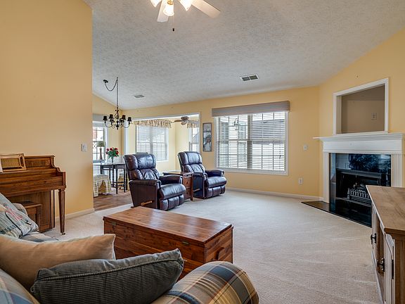 5th image of 935 Village View Cir