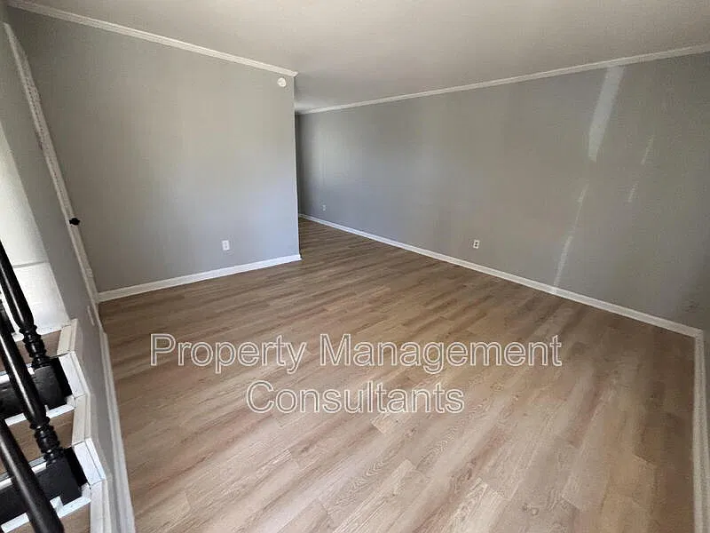 900 Stevens Ct NE — Photo 2