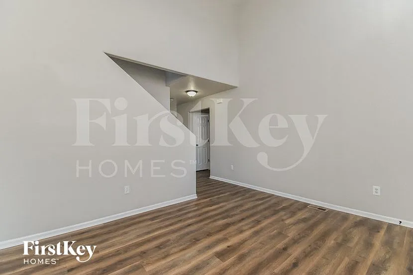 6 bed, 3.5 bath, 2813 sqft, $2,560 — Photo 2