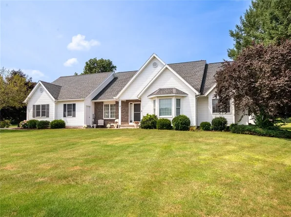 8 Lorric Ln, Spencerport, NY 14559