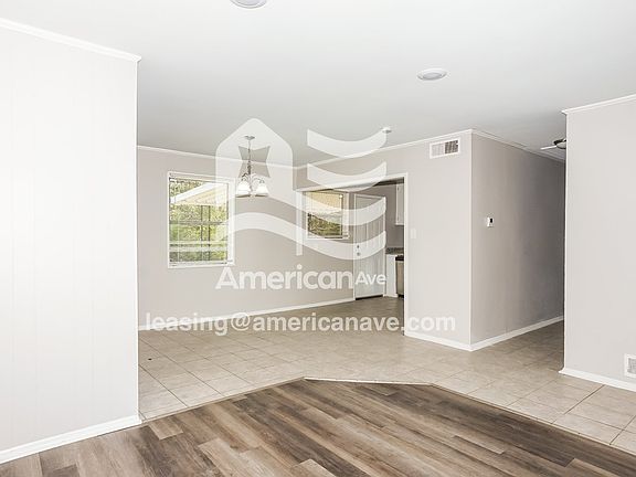 1942421_002_living_room_12828369.jpg