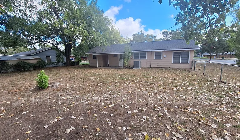 1618 Willow St — Photo 2