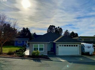 827 Julie Dr, Brookings, OR 97415