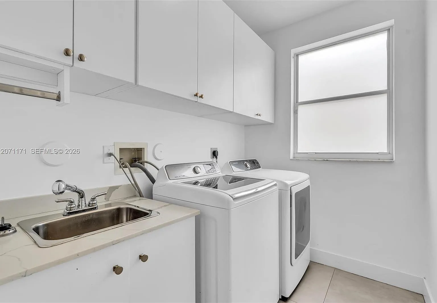 5 bed, 3.0 bath, 3200 sqft, $8,490 — Photo 4