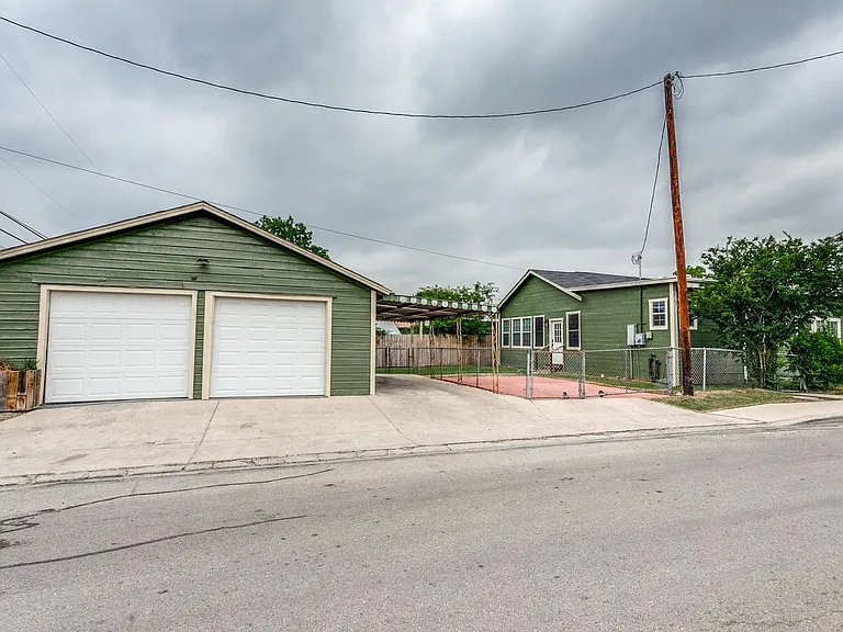 1004 Edison Dr — Photo 26