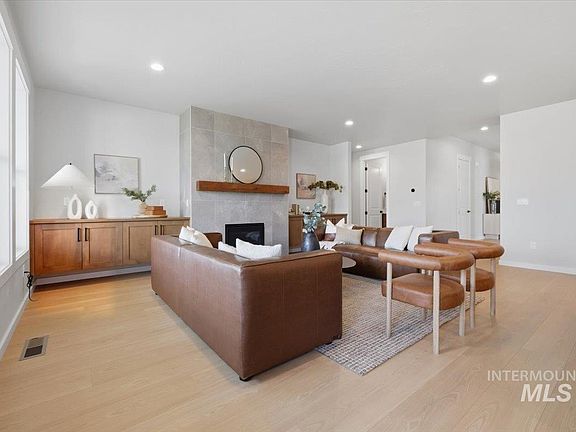 4th image of 616 W Millstone St