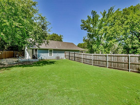 3rd image of 903 Comanche Cove Dr