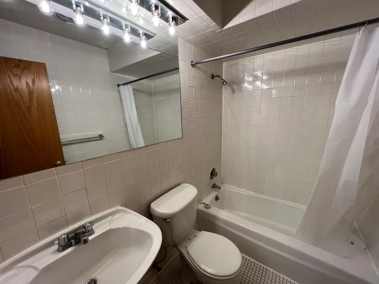 417 W Roscoe St — Photo 33