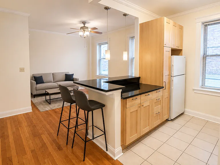 27 Queensberry St #4 — Photo 1