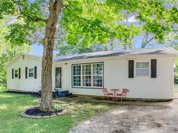 9 Brosam Dr, Charleston, IL 61920