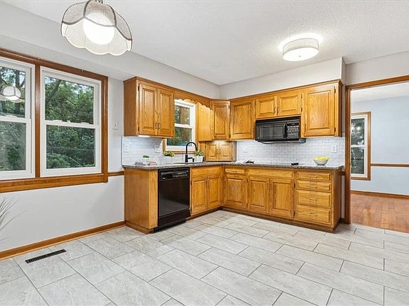 3rd image of 8318 Connell St
