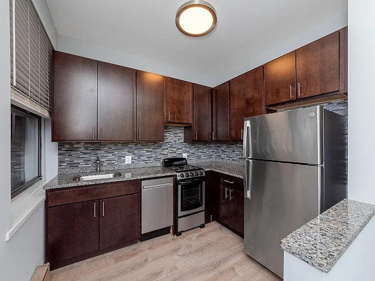 635 W Barry #105 — Photo 3