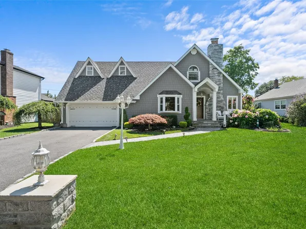 35 Bayway Avenue, Bay Shore, NY 11706