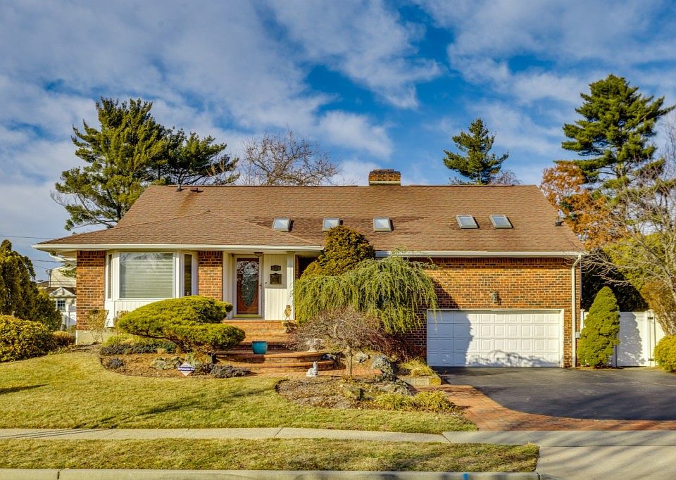 1st image of 71 Birchwood Dr