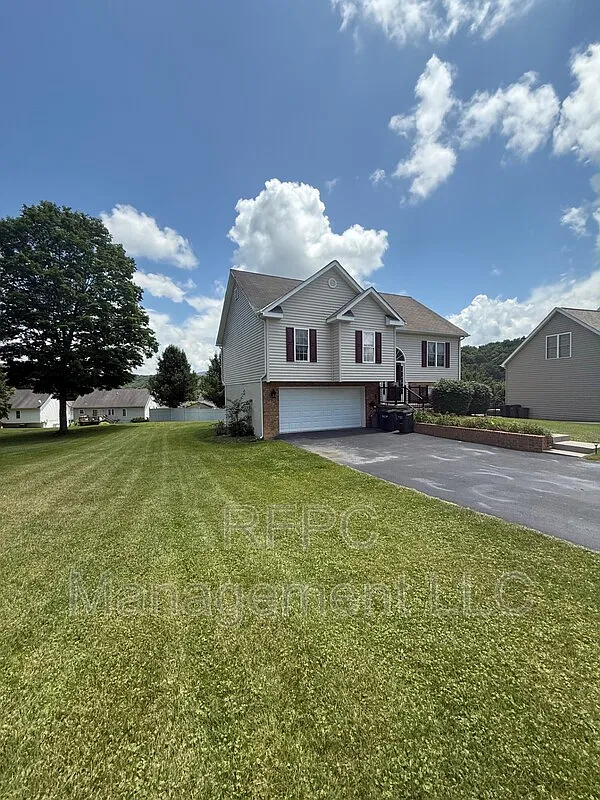 4 bed, 2.5 bath, 1750 sqft, $2,150 — Photo 2