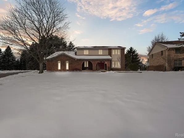 3644 Car Dr, Commerce Township, MI 48382