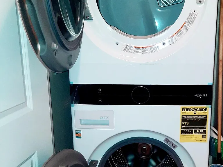 Brand new FULL SIZED washer & dryer in unit
