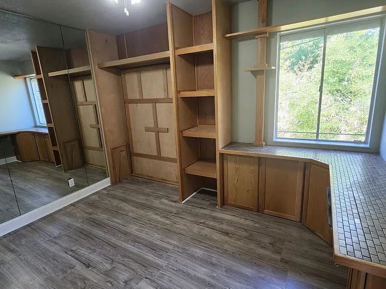 1304 Summit St #206 — Photo 7