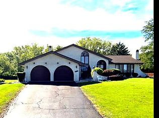 19W565 Deerpath Ln, Lemont, IL 60439