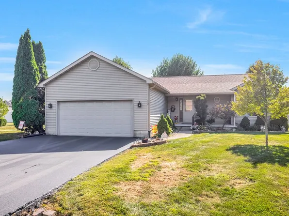 19 Mockernut St, Bethany, IL 61914