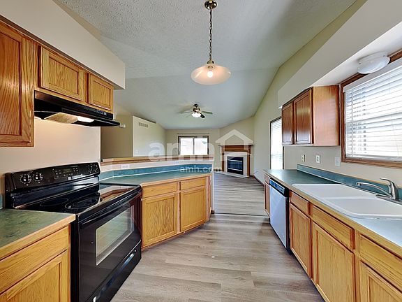 4th image of 460 Tourmaline Dr