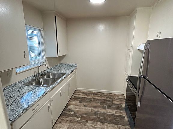 5th image of 1046 Lupin Dr