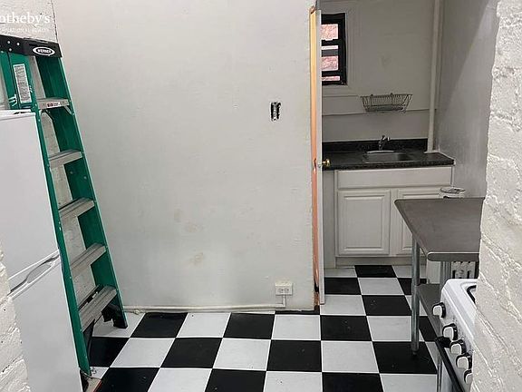 4th image of 276 W 71st St #5