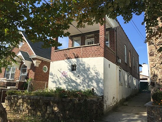 1st image of 2557A Pearsall Ave