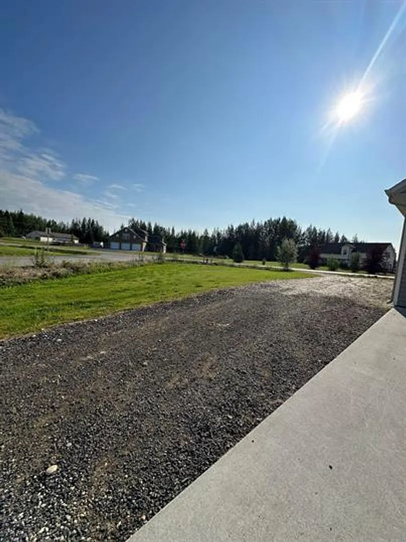4 bedroom, 3 bathroom, 3 car garage in the heart of North Pole — Photo 4