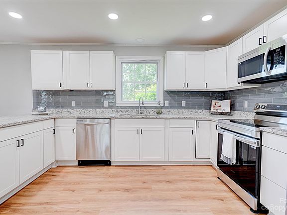 2nd image of 3609 Robinson Cir
