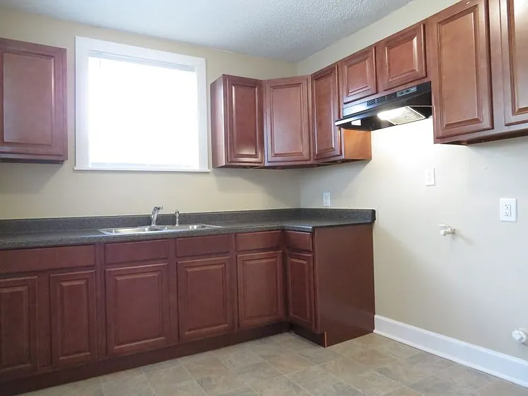 1576 E Dianne Cir — Photo 2
