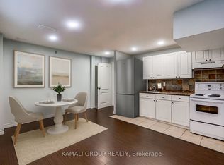 156 Townsgate Dr #2, Vaughan, ON L4J 8J5