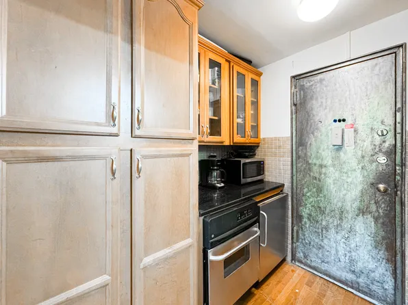 458 West 20th Street 2A image 4 of 5
