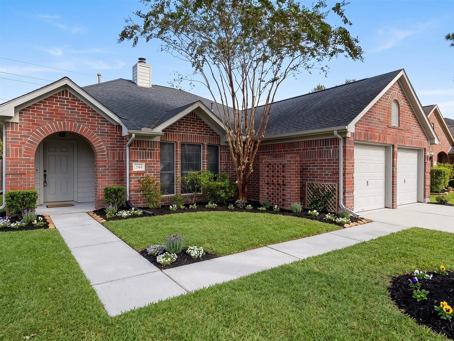 3 bed, 2.0 bath, 1670 sqft, $2,100 — Photo 1