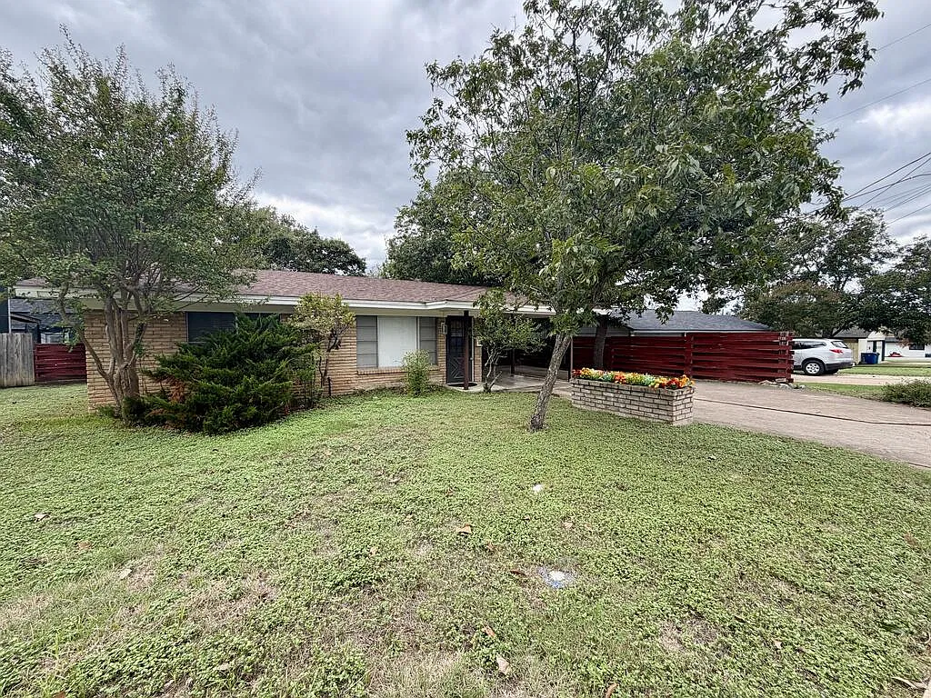 3 bed, 2.0 bath, 1400 sqft, $2,200 — Photo 1