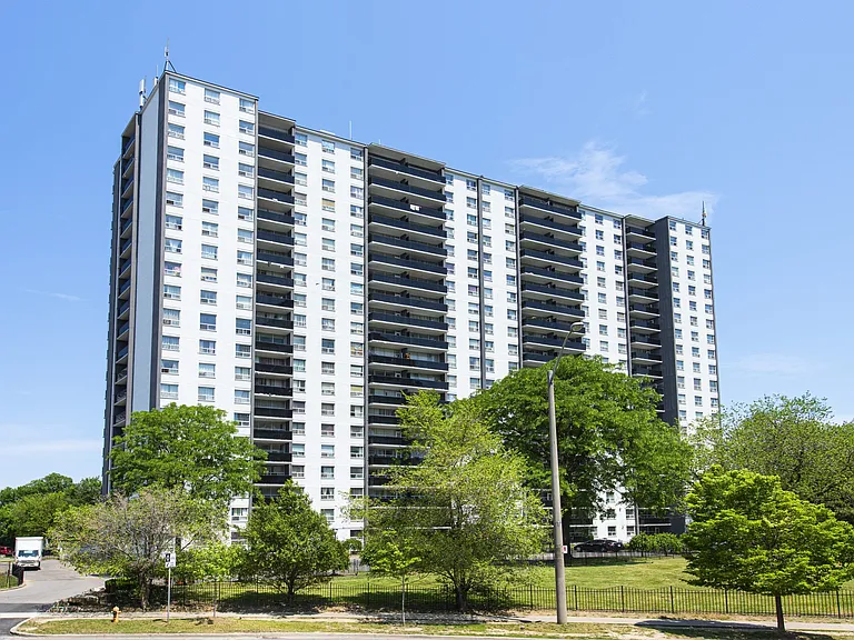 79 Thorncliffe Park Dr — Photo 3