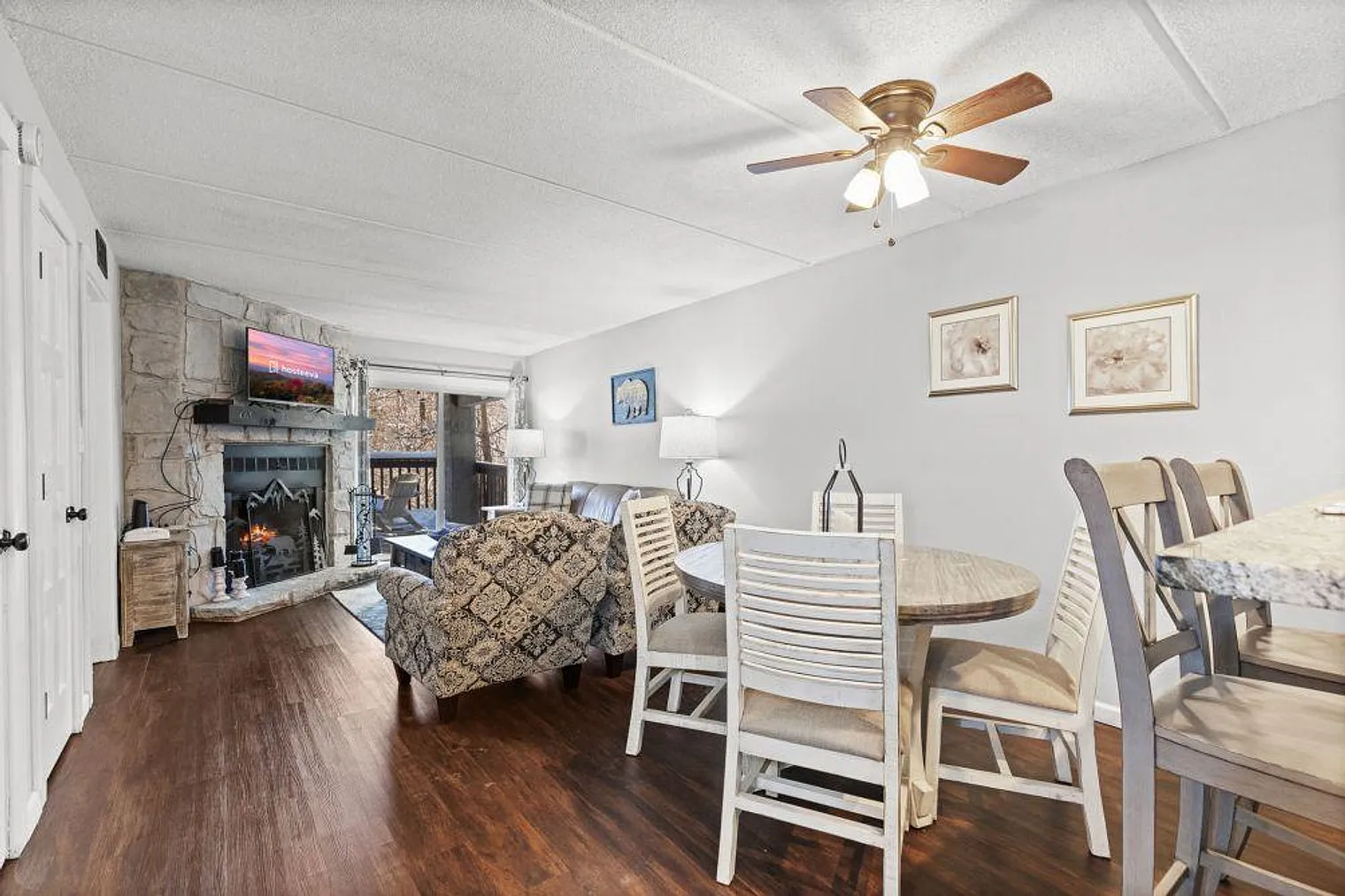 2 bed, 2.0 bath, 1054 sqft, $3,533 — Photo 4