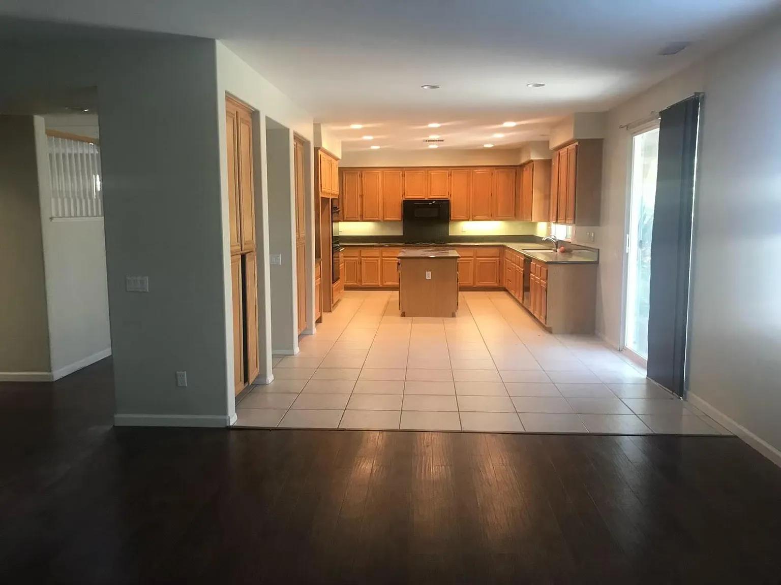 5 bed, 3076 sqft, $4,400 — Photo 4