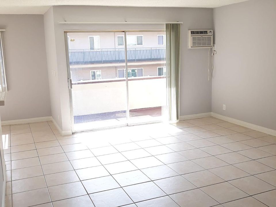 1st image of 13955 Oxnard St #107